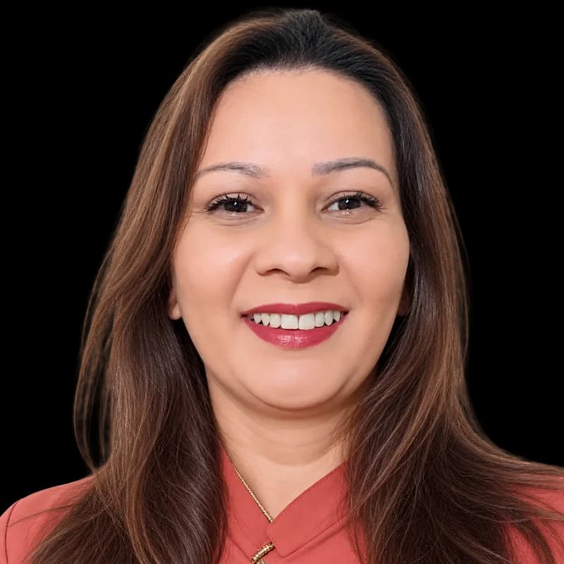 Retrato de Clarisse Santos sorrindo.