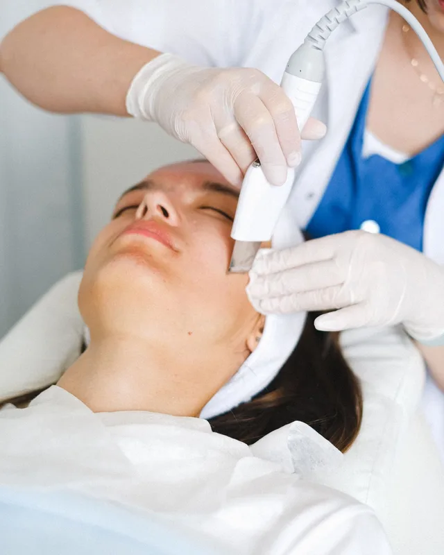 Imagem ilustrativa de limpeza facial profissional com equipamento, em ambiente de cuidados com a pele.